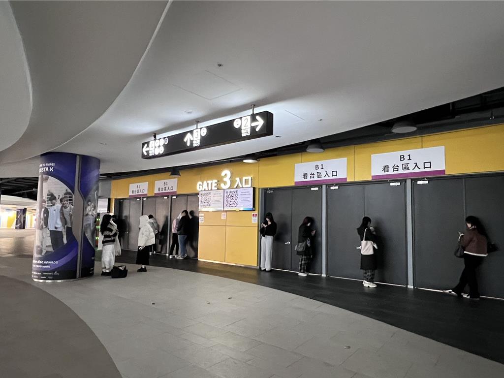 直擊》金唱片場外佈置曝光！粉絲不能接機 改衝大巨蛋「聽彩排漏音」