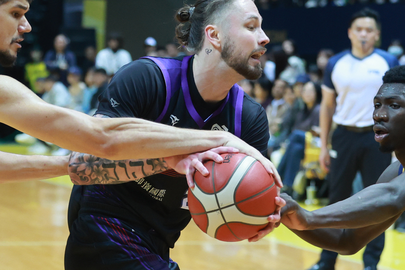 TPBL新莊戰　雙方激烈攻防 (圖)