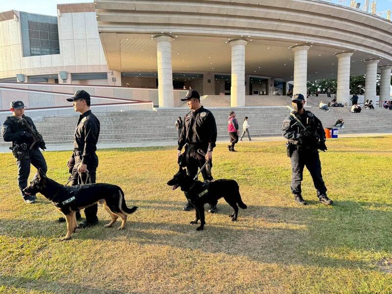屏東跨年晚會加強維安　偵爆犬出動安檢 (圖)