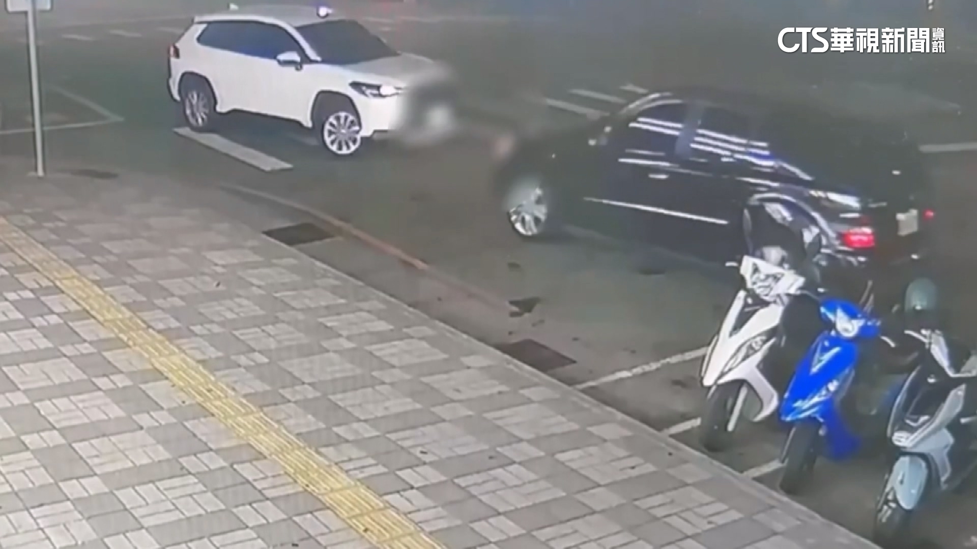 疑債務糾紛2車追逐自撞　警查獲車內藏...