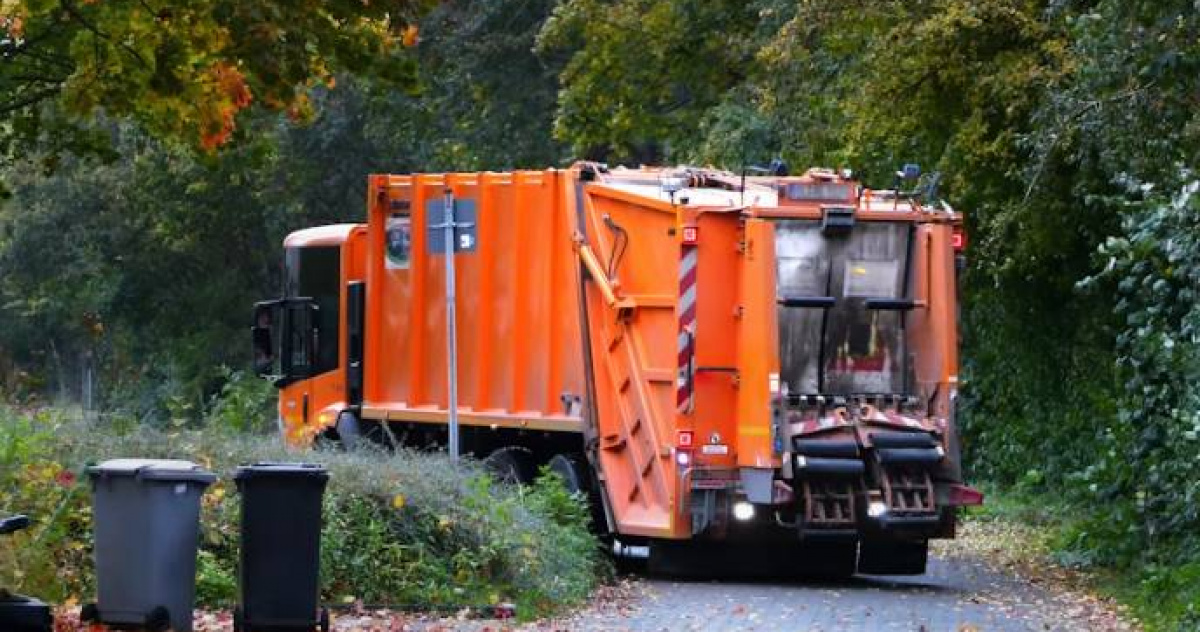 躲垃圾箱取暖！　英30歲男「遭誤丟垃...