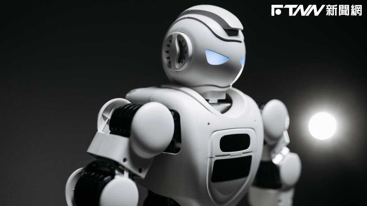 黃仁勳又帶飛機器人！高呼新基礎模型「這3檔」漲停鎖死…8檔漲破半根　網嗨：機器人走起