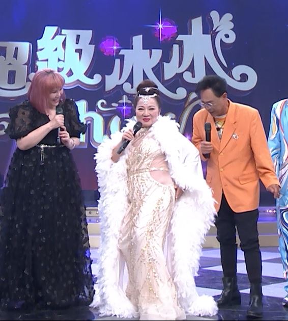 70歲白冰冰不藏了！火辣中空透視裝「左側挖一大洞」　真實身材曝光