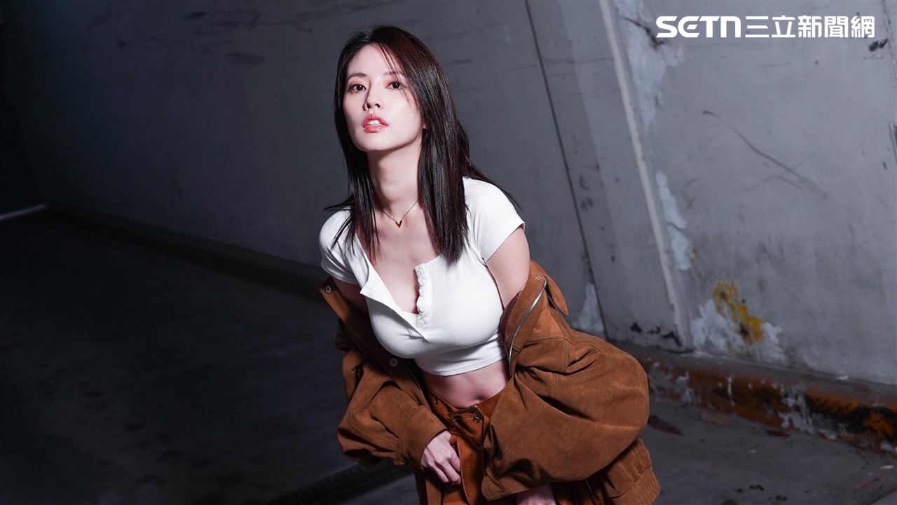 火辣球場片瘋傳！阿諾認隆乳被酸「假奶有什麼好看」　高EQ回應獲網讚