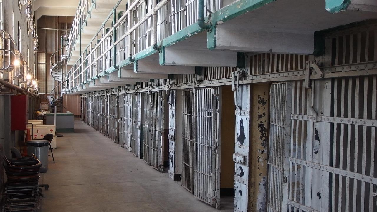 監獄淪淫亂天堂！獄警「女模直送」給中...