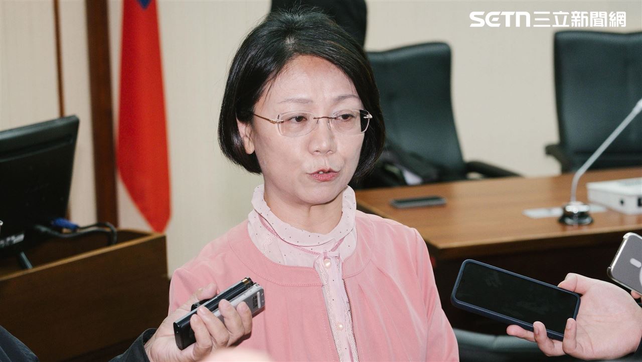 藍白硬闖反年改！退休公教錢沒變多　他吐槽翁曉玲修法又出包：忘填一事