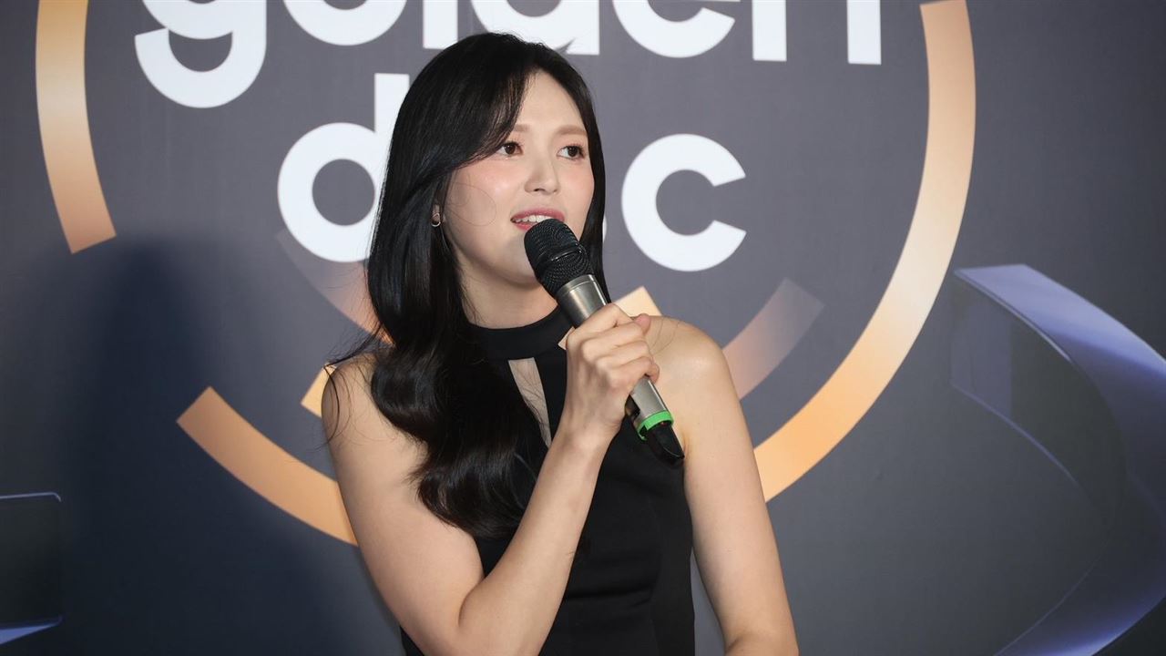 金唱片紅毯／超美主持被讚爆！起底是「JTBC當家主播」　三語言切換超狂