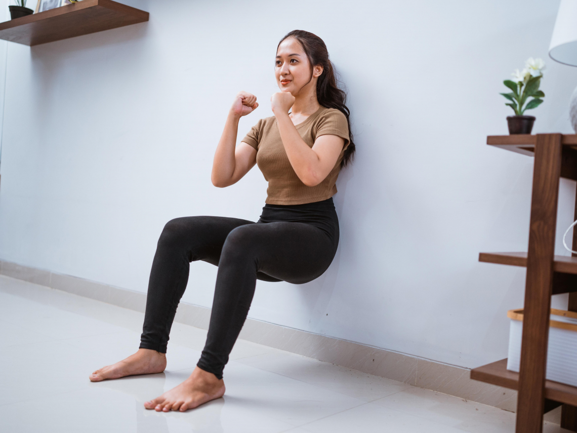 上下樓梯膝蓋發軟？別再怪年紀！醫揭退化兇手是「肌少症」：每天5分鐘快走＋靠牆蹲，腿力真的會回來