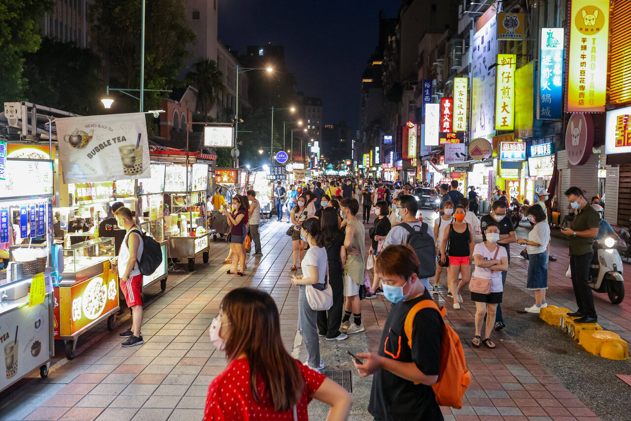 全台外食族怕了！他逛夜市驚見客人都問「這句話」 攤商當場愣住
