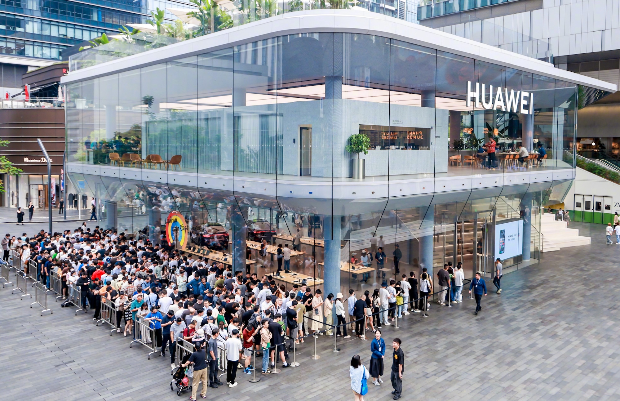 2025 中國手機市場蘋果輸華為，iPhone 17 熱賣都救不到！