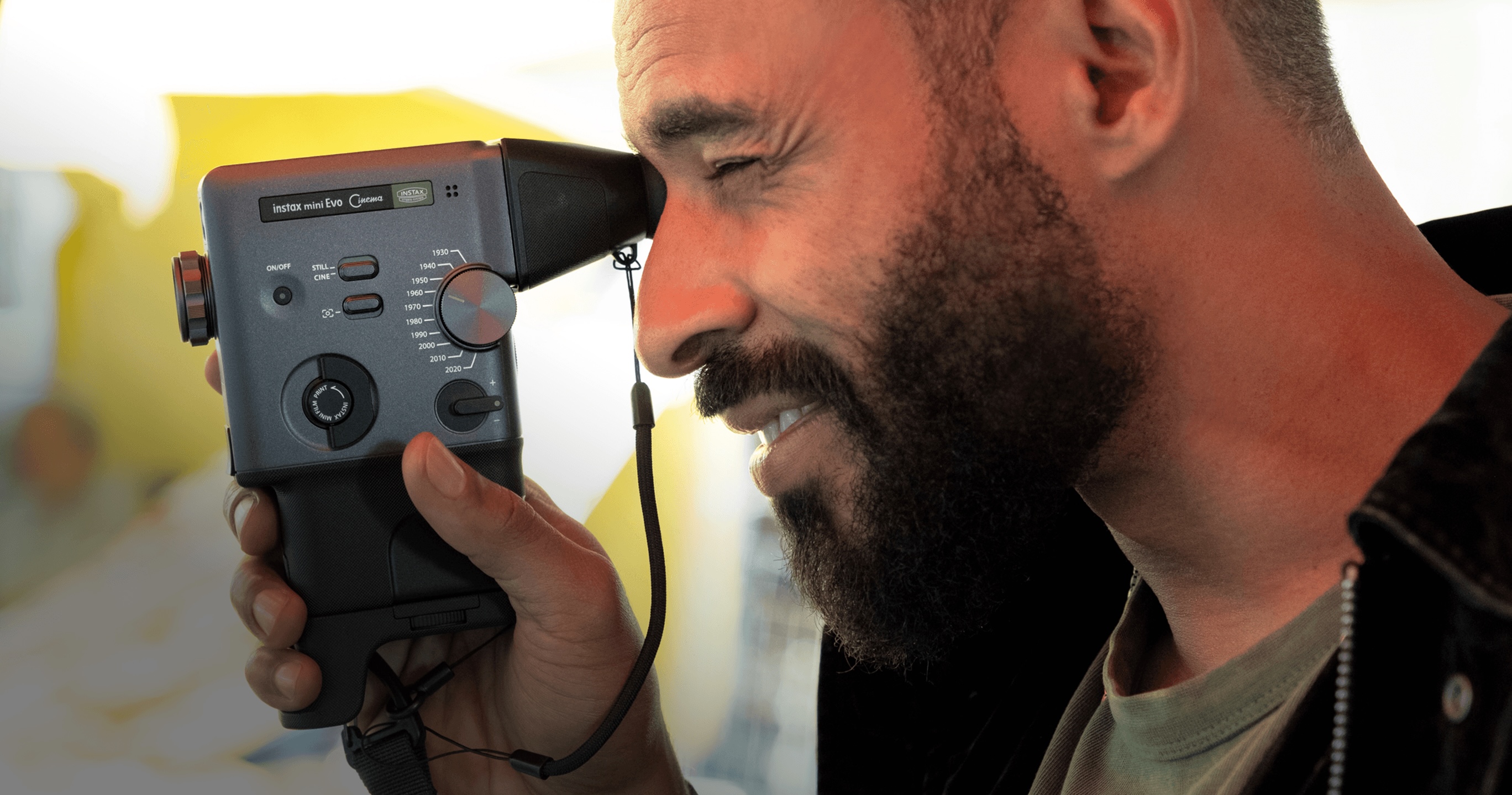 文青狂喜！富士 instax mini Evo Cinema 拍立得新機登場，復古攝影機外觀、15 秒短片、懷舊濾鏡玩出年代感