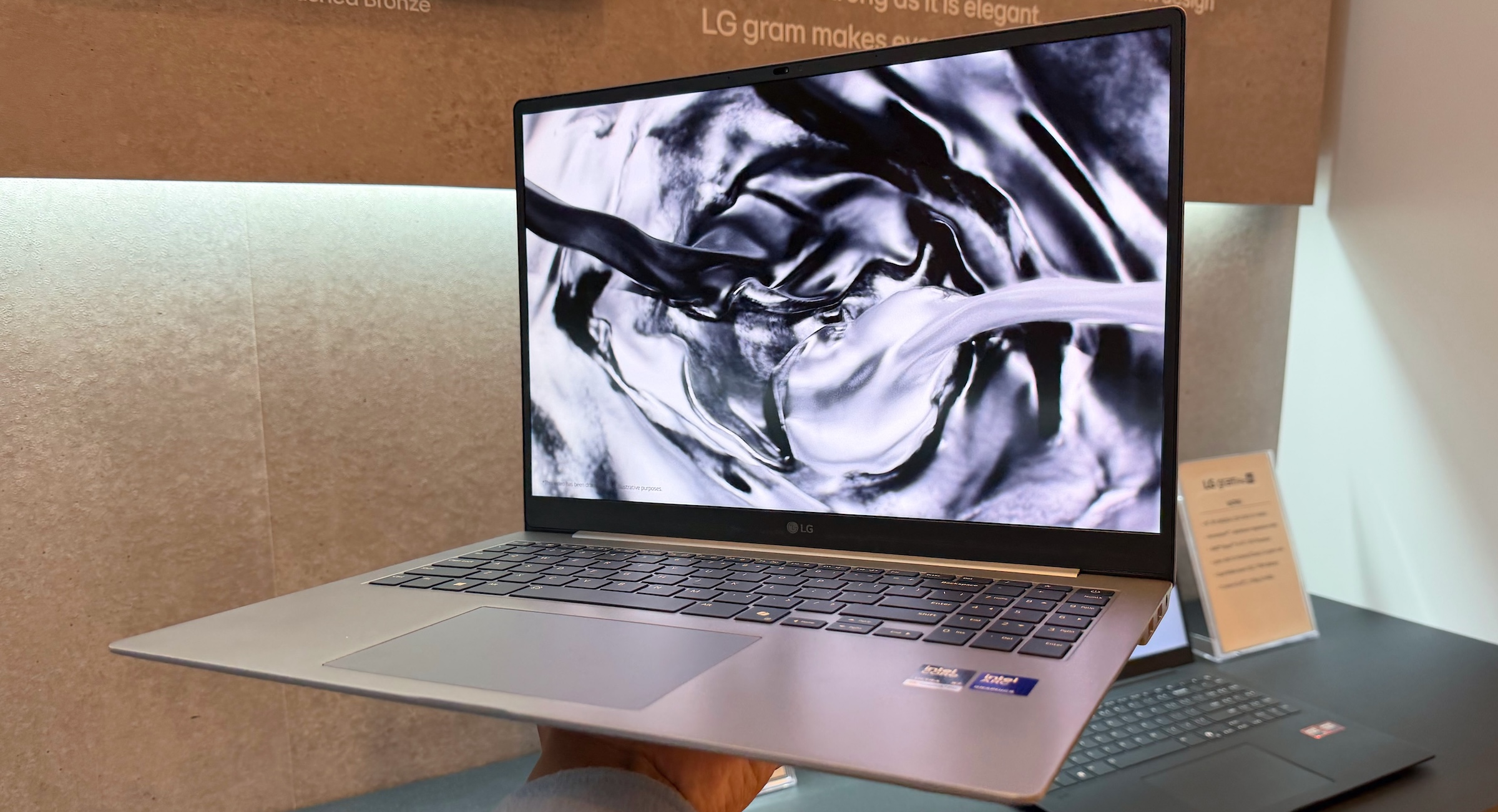 CES2026｜輕到不像真的！新合金「Aerominum」加持 LG Gram Pro 16 竟比 MacBook Air 更輕