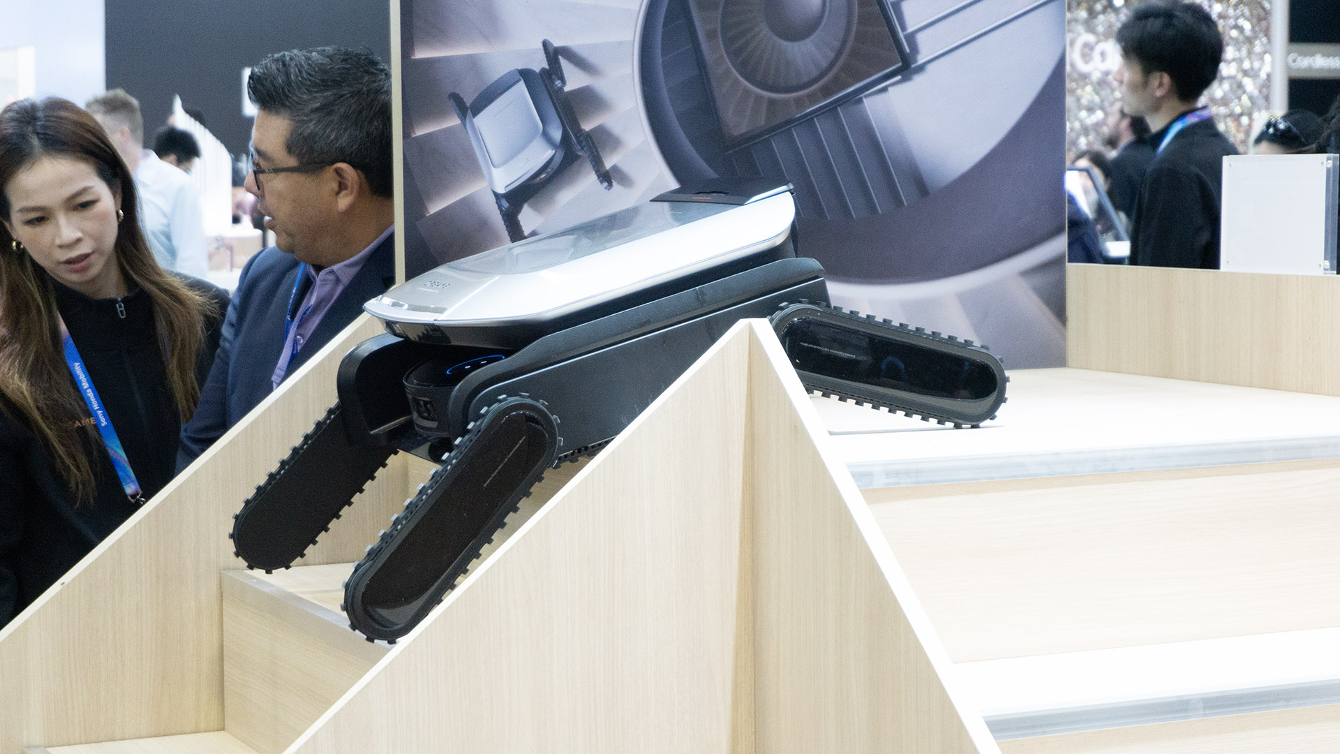 掃地機都成「變形金剛」？追覓新品會爬樓又會伸手撿東西｜CES 2026