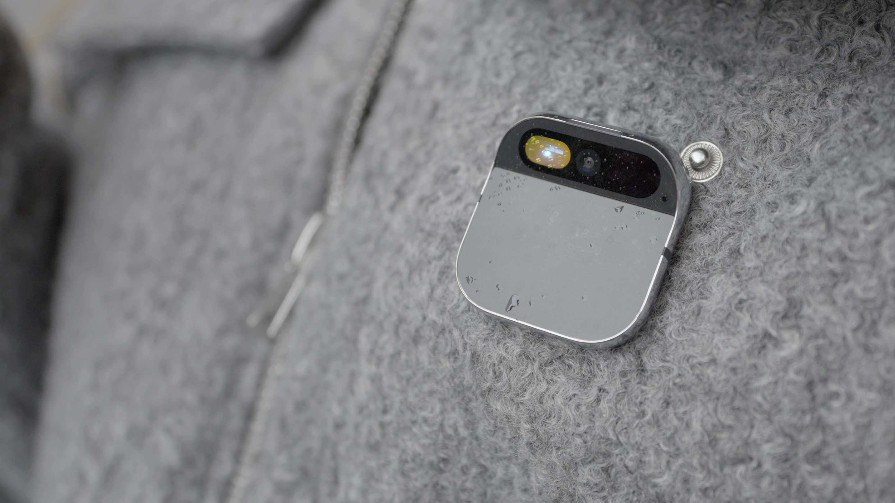 蘋果也要做 AI Pin 胸針？最快 2027 年推出，AirTag 尺寸配雙鏡頭、收音引關注