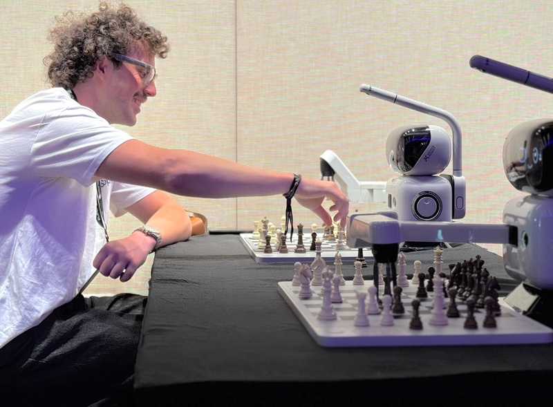 SuperAI新加坡登場 西洋棋機器人吸睛 (圖)
