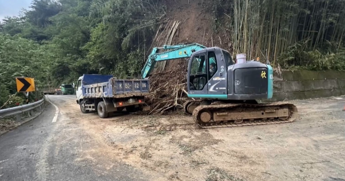 影／差一秒被活埋！他直擊邊坡崩塌 急喊倒車、倒車