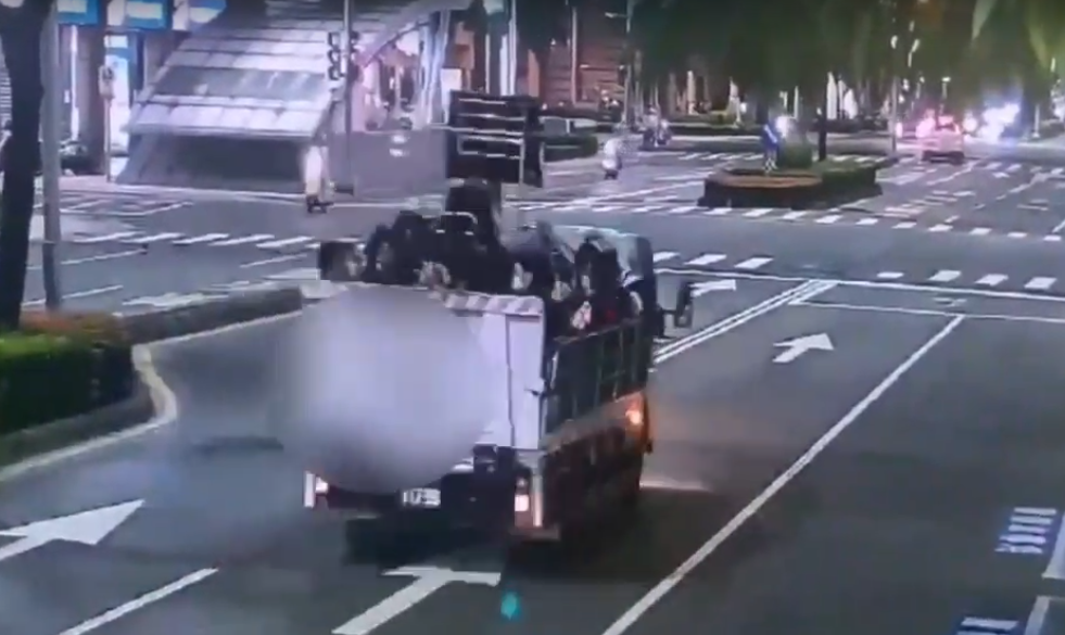 影/玩命！高雄小貨車斗塞滿長輩「人頭...