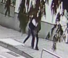 影/桃園驚爆「校門口隨機攻擊」！狂女「鎖喉拖行學生」