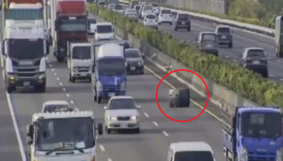 影/國1員林段「黑色巨桶」飛落　內側車反應不及撞上