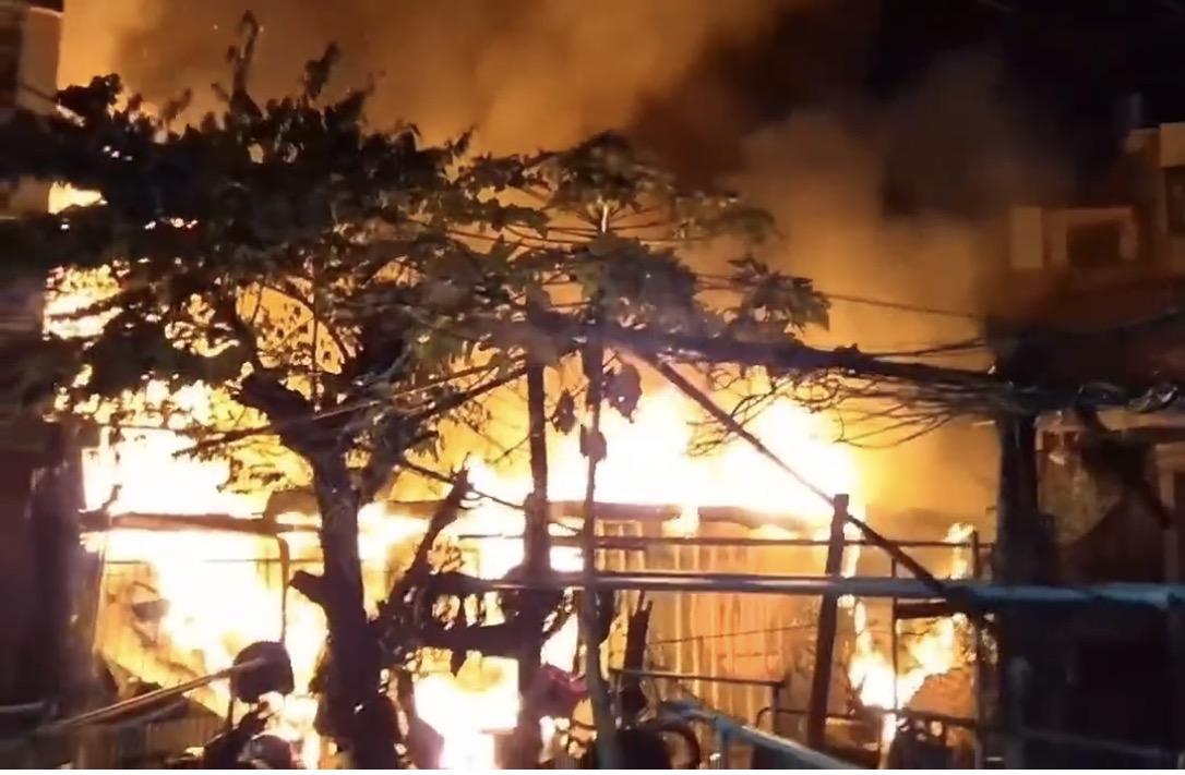 影/寒夜惡火！嘉義民宅「全面燃燒」大規模狂燃