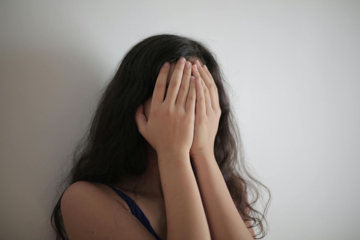 恐嚇「不做愛會死」！假乩身藉口驅邪房內性侵　家人一樓苦等
