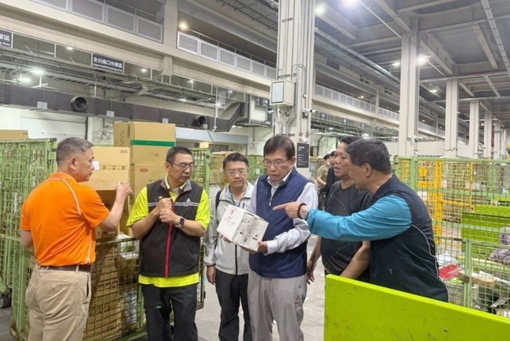 王國材董事長慰問物流園區同仁 作業中...