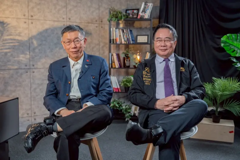 柯、蔡大秀電子腳鐐！她：藍白挺貪污形象照