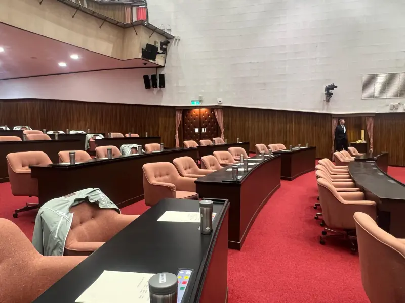 藍白推彈劾僅小貓4隻！她酸：多難看的鬧劇