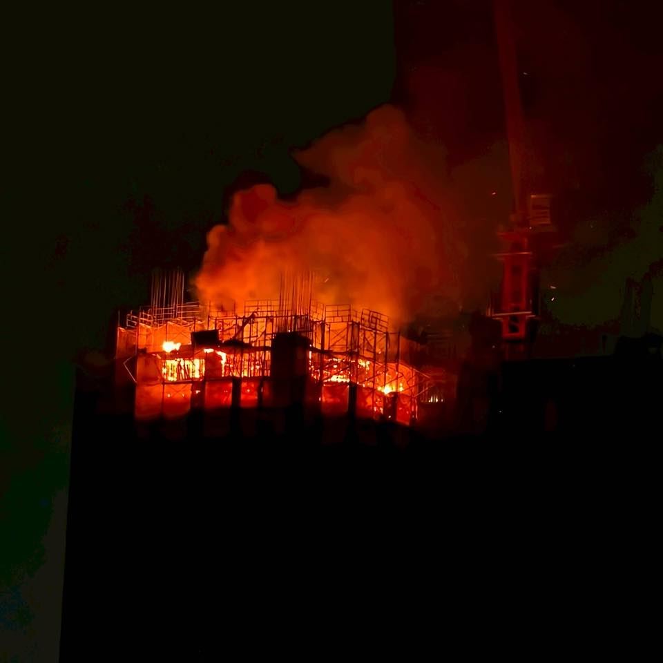 高雄鼓山30層豪宅大樓蓋一半失火！直擊頂樓「整片紅」消防爬20多樓搶救