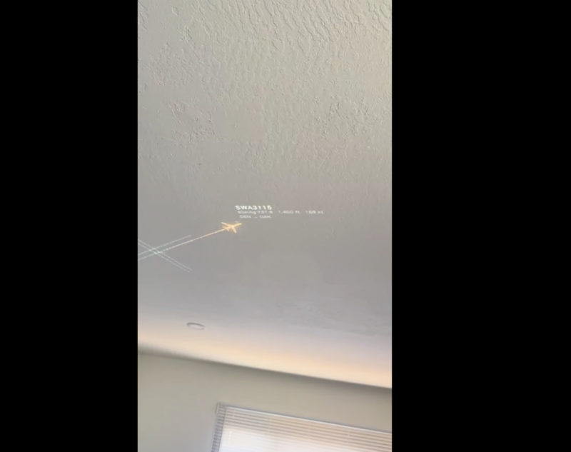 住飛機航道下方也甘願，外國自造者將自家天花板變成即時航班軌跡圖