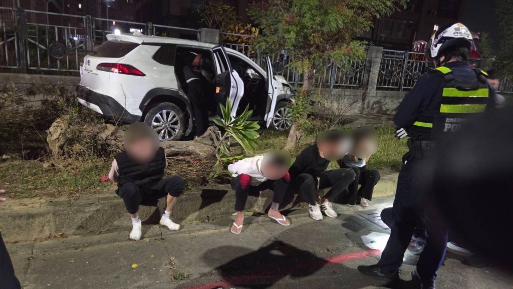 債務糾紛變飛車追逐　左營警逮五人查獲...