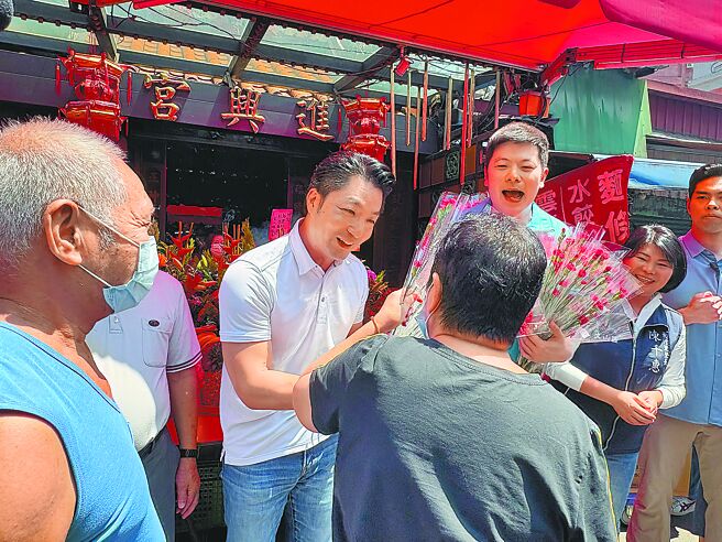 台北 蔣陪小雞掃街 否認選戰起手式