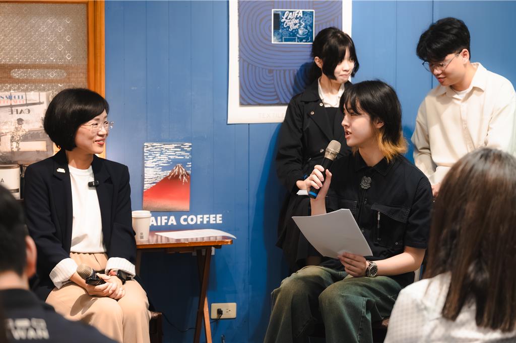 蘇巧慧與大學生座談 秀26年前海祭舊...