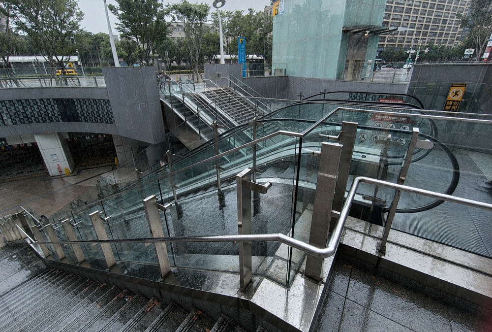 紫爆梅雨狂掃全台　電梯專家：戶外電扶梯就是一套大型排水系統
