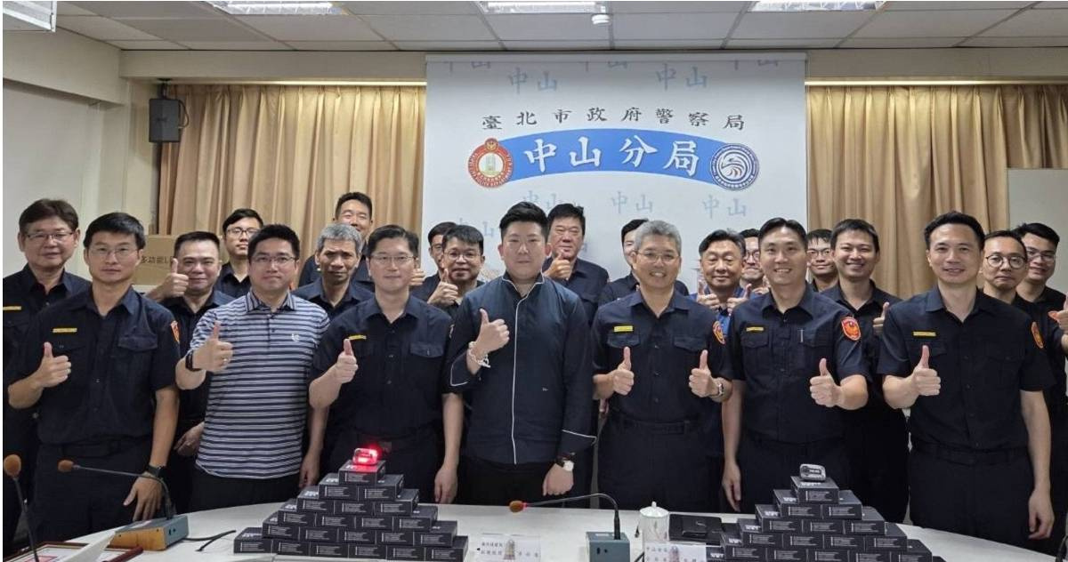 守護人民保姆安全　萬事達建設警察節前夕贈中山分局800個警用肩燈