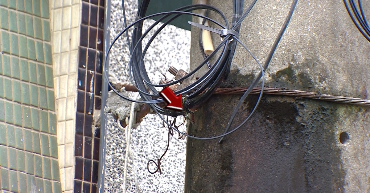 獨家／台中大里奇觀！冷氣排水管掛電桿 易短路走火