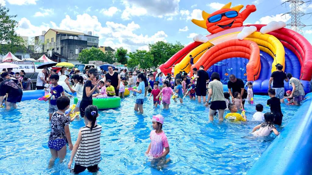社頭鄉里樂公園夏日玩水派對　大型氣墊戲水吸引大小朋友同歡