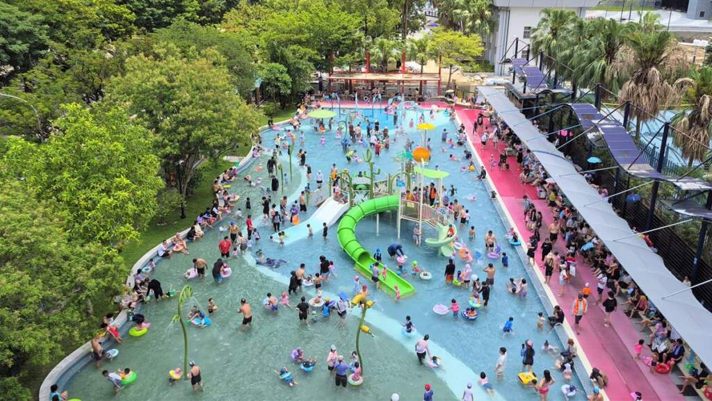臺北親水節開幕湧6千人　漂漂河、4層樓滑水道嗨翻公館
