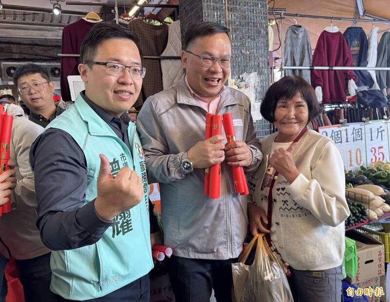 王義川助攻「最資深的新人」 陪曾咨耀北屯市場發春聯