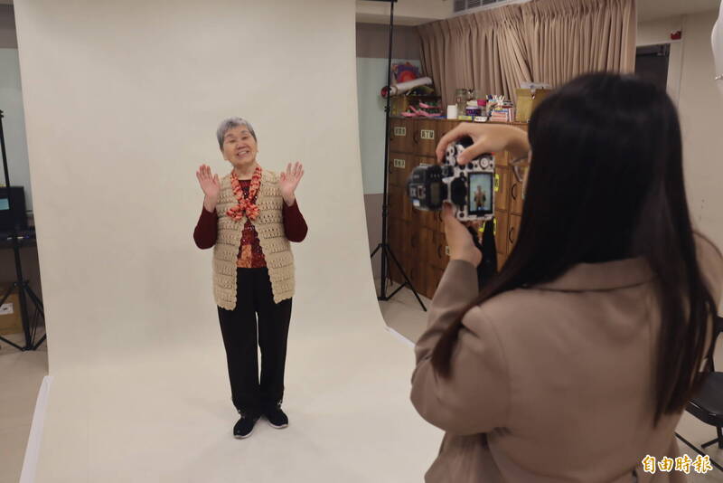 為失智長輩和家屬留下美好回憶 攝影師梁榕曝因當志工聽到這句話