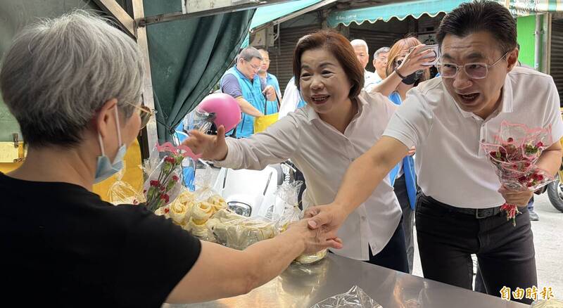江啟臣台中發康乃馨 拋「育兒5支柱」、成立婦幼發展會