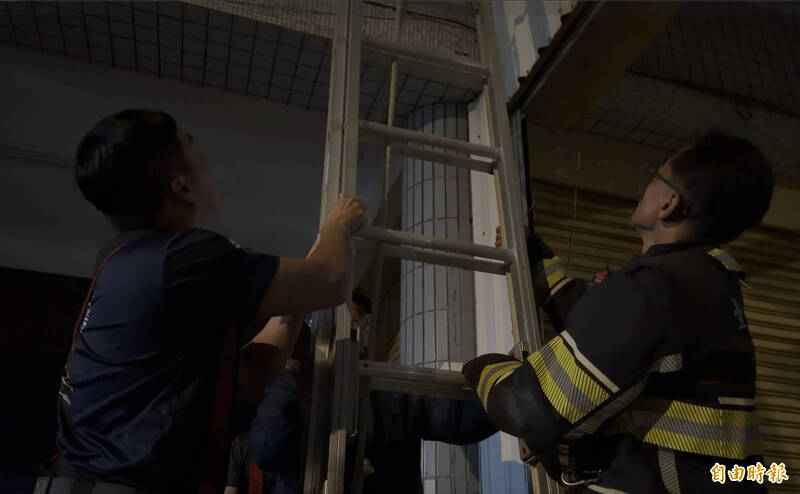 比抓馬杜羅還緊張？ 台東男持刀抵頸對峙 義消冒辛辣煙霧勇奪刀