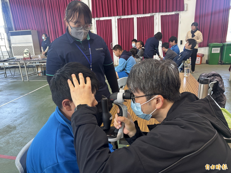 雲林國中生近視率飆破6成 民代攜醫界「點亮雲林」免費配鏡救視力