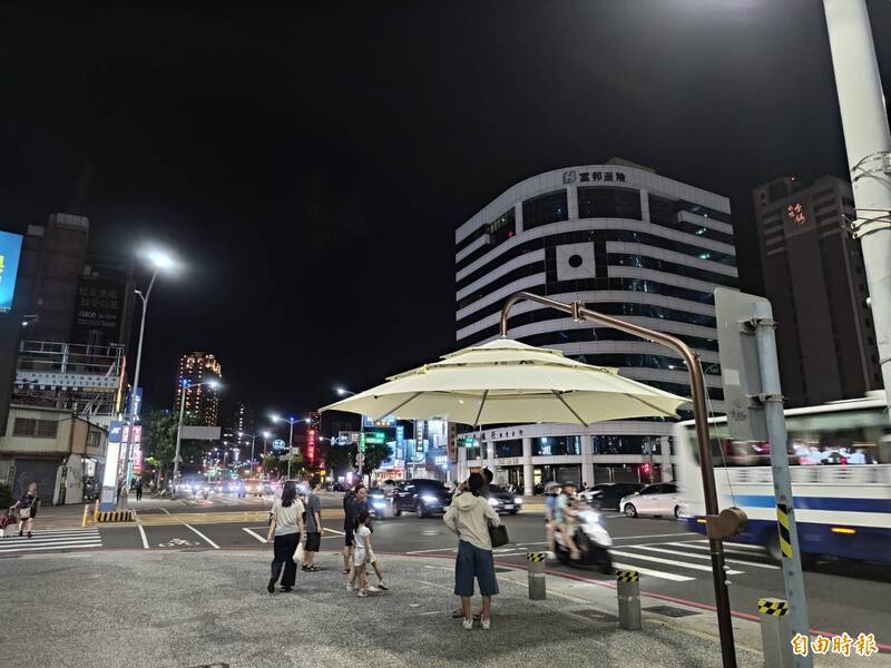 高雄遮陽傘遮陽也擋雨 捷運局：24小時全開、強風才收傘