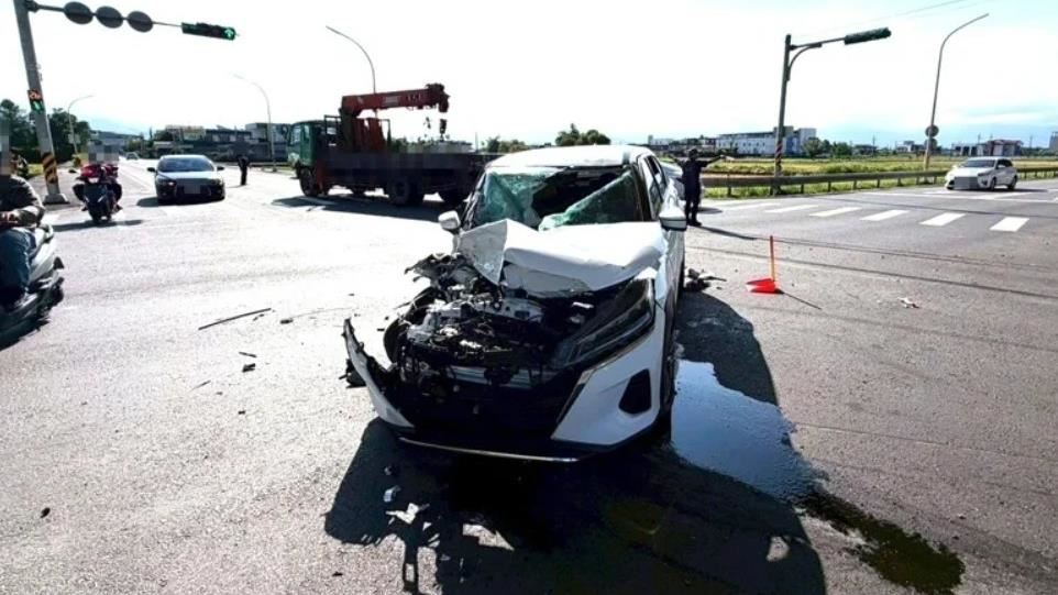 宜蘭國5橋下驚悚車禍！汽車疑搶快闖紅...