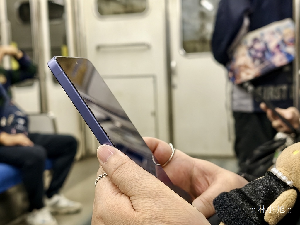 搭車搭電梯怕被隔壁偷看螢幕？三星 Galaxy S26 Ultra 防窺功能實測體驗太震撼