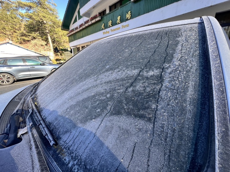 武陵農場零下低溫　汽車擋風玻璃結霜 (圖)