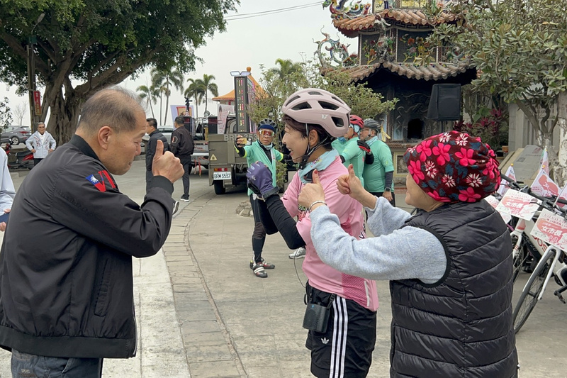 陳亭妃展開感恩溫暖鐵馬行 (圖)