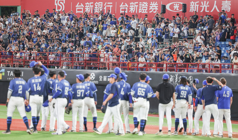 富邦悍將擊敗味全龍　奪下半季首勝（2） (圖)