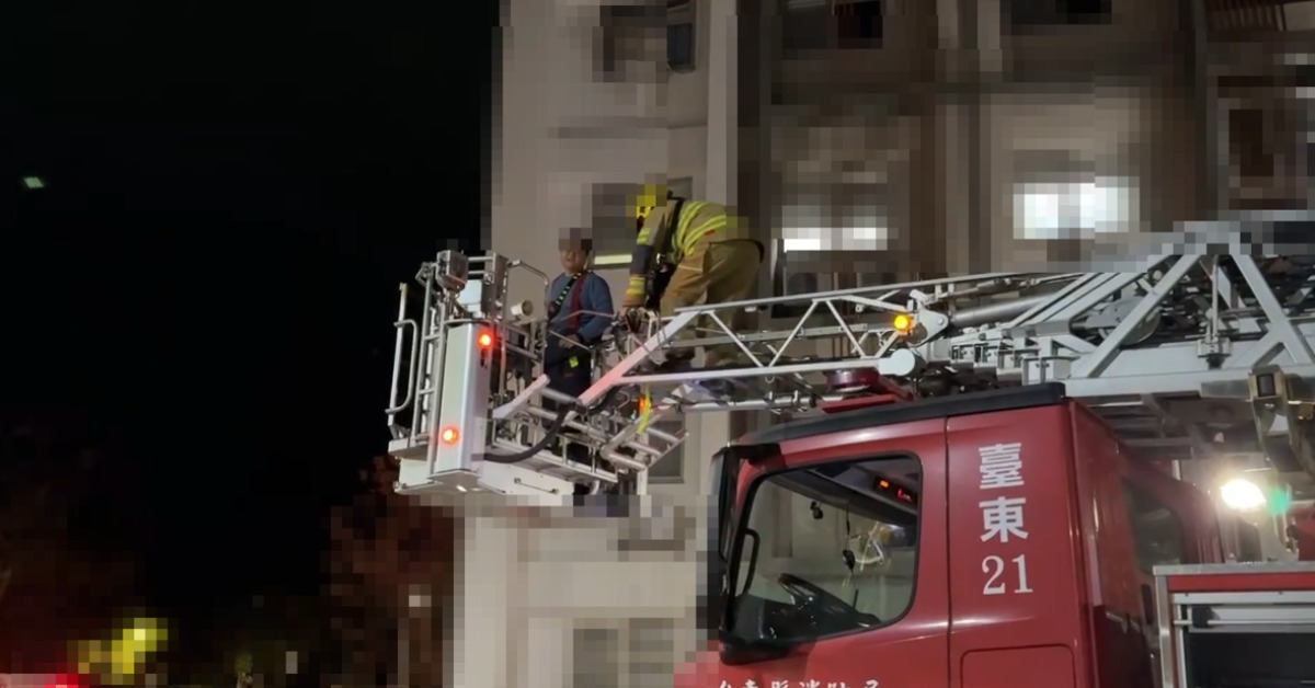 頂樓傳出陣陣惡臭！警消出動雲梯車 驚...